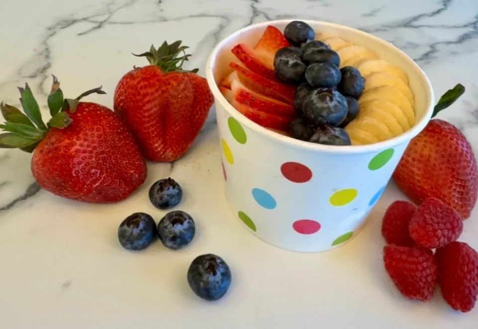Açaí bowl with fresh berries